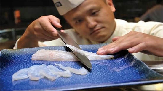 فوجو – اليابان هذا الطعام ليس لضعاف القلوب ولا ننصح به ايضا، لانه يصنع من سمك الينفوخية والتي تحمل في جسدها جزءا ساما، لذلك قد تكون مميتة اذا لم تحضر بالطريقة الصحيحة