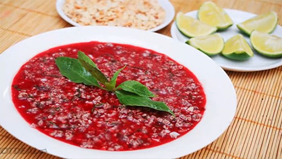 حساء دم البط – فيتنام وجبة حقيقية في شمال فيتنام، حيث يقدم حساء دم البطباردامع الاعشاب والمكسرات