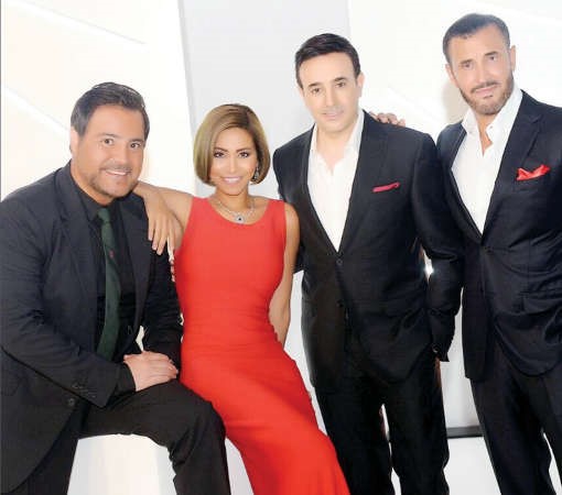 شيرين بالشعر الاشقر مع زملائها في لجنة تحكيم The Voice﻿