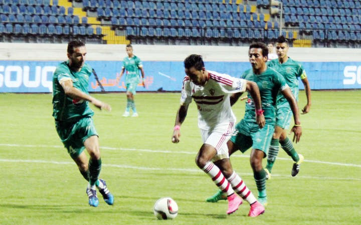 مهاجم الزمالك محمود عبدالمنعم كهربا يحاول المرور من مدافعي الاتحاد السكندري