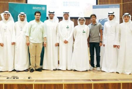 بعض اعضاء وطلبة الاتحاد مع فريق العلاقات العامة في بيتك