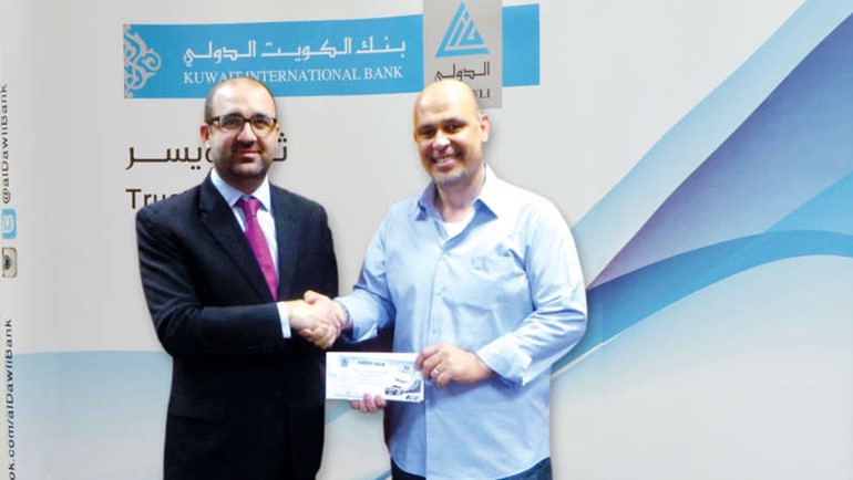مدير اول تسويق زياد سلامة يسلم احد الرابحين جائزته