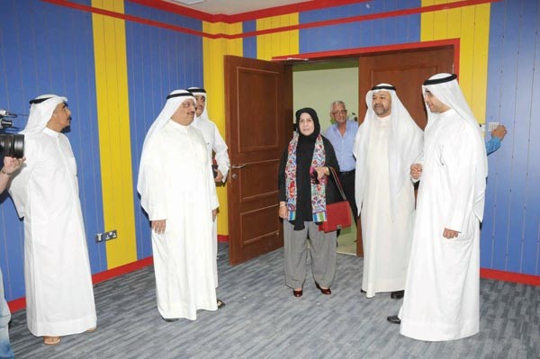 د هيثم الاثري وفاطمة الكندري في جولة خلال افتتاح مدرسة عامر بن ربيعة اولى المدارس الذكية بمنطقة اشبيليةمحمد خلوصي