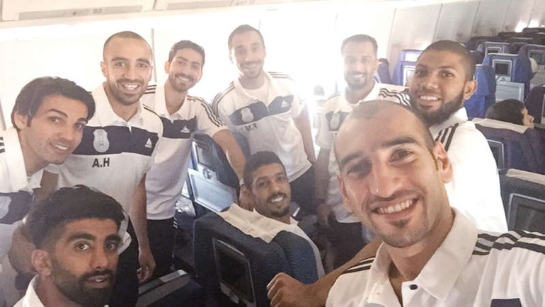 سيلفي مهند الانصاري مع بعض اللاعبين﻿