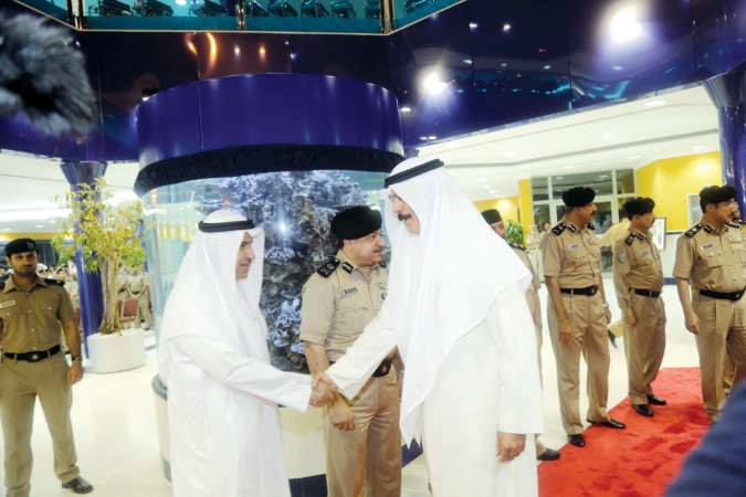  الشيخ محمد الخالد مصافحا الفريق متقاعد مساعد المشعان ﻿