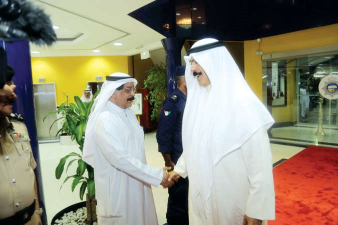  الشيخ محمد الخالد مصافحا اللواء عبدالحميد العوضي ﻿