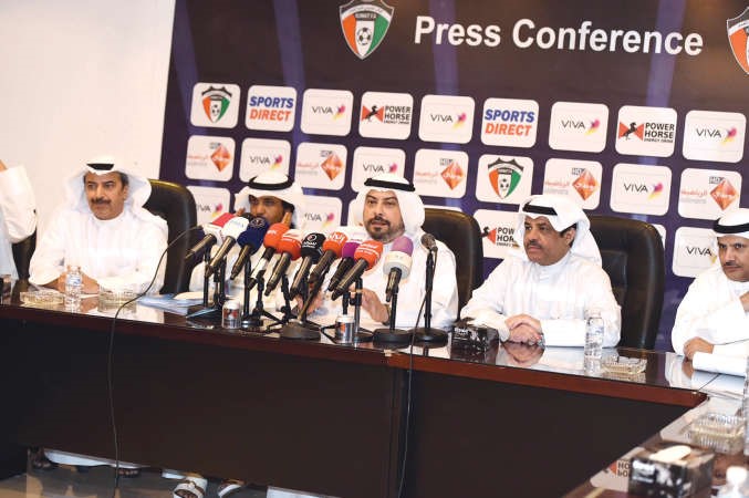 الشيخ دطلال الفهد يتوسط اعضاء الاتحاد خلال المؤتمر﻿