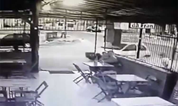 بالفيديو.. سيارة تقتحم مقهى.. ونجاة رجل بأعجوبة
