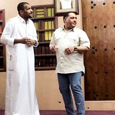 ولد الديرة مع سلطان الفرج في مشهد من المسرحية