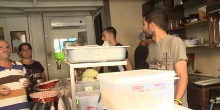 بالفيديو.. مطعم يقدم الوجبات بالمجان للمحتاجين في لبنان 