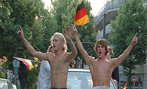 المانيا معروفون بشبابهم المزعج وغير المسؤول، وهو ما يشتكي منه الشعب الالماني في الداخل ايضا
