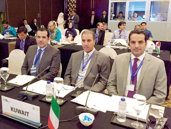 ماضي الهاجري خلال مشاركته في اجتماع اللجنة الدائمة للشؤون الاقتصادية والتنمية المستدامة في جاكرتا ويبدو مشعل العنزي من الشعبة البرلمانية في مجلس الامة