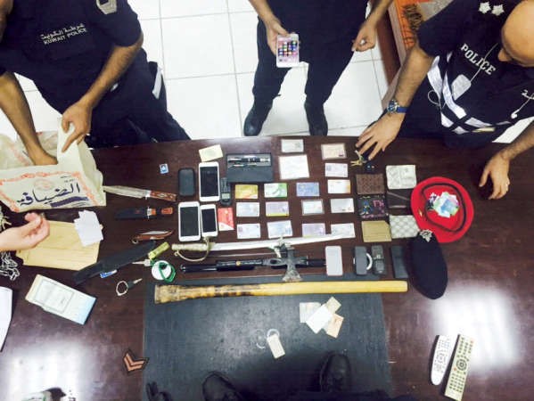 سيف و3 سكاكين من بين المضبوطات المحالة من الامن العام الى الجنائية 