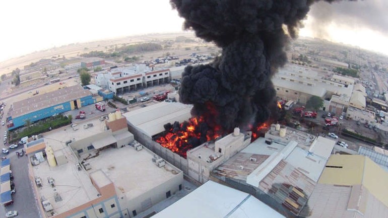 حريق المصنع انبعثت منه سحب دخانية كثيفة
