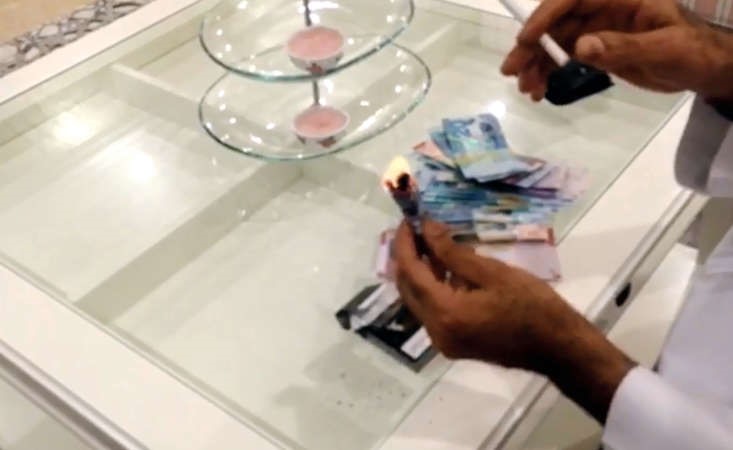 بالفيديو.. «الداخلية»: العملة المستخدمة في فيلم حرق الـ «10 دنانير» غير حقيقية.. والفيديو لا يشكّل جريمة