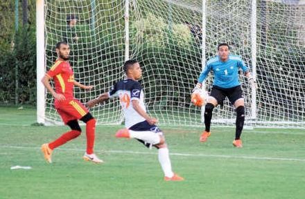 باتريك فابيانو في طريقه لتسجيل الهدف الثاني في مرمى الاتصالات