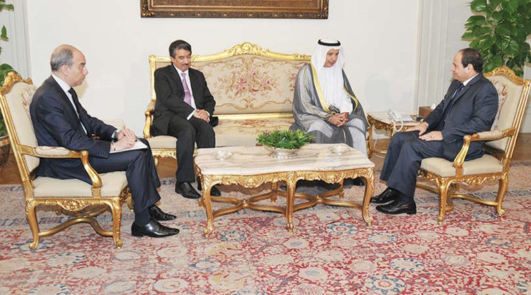 الرئيس المصري عبدالفتاح السيسي خلال استقباله د يوسف الابراهيم مبعوث صاحب السمو الامير بحضور السفير بدر الزمانان﻿