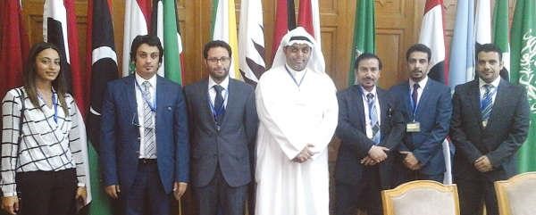 صورة جماعية للديبلوماسيين الجدد مع المستشار ماجد المطيري﻿