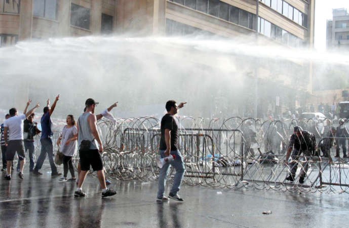 رجال قوى الامن اللبناني خلال مواجهات عنيفة لمنع نشطاء حملة طلعت ريحتكم من اقتحام السراي الحكومي محمود الطويل 
