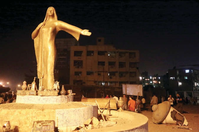 مدنيون يتجمعون في موقع الانفجار رويترز