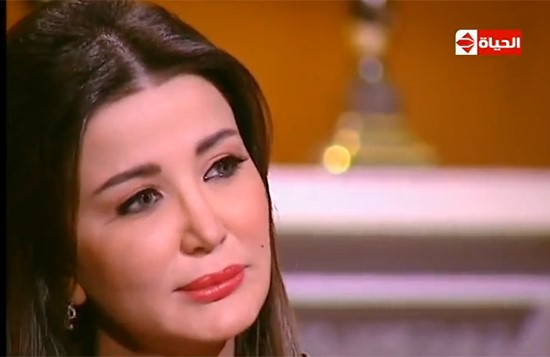 بالفيديو.. بكاء الفنانة السورية جيهان عبد العظيم بسبب "قصف" قبر والدتها بسوريا