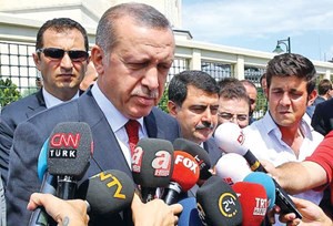 الرئيس التركي رجب طيب اردوغان متحدثا للصحافيين اناضول