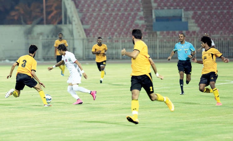 البرازيلي روجيريو محاصر بين اكثر من لاعب قدساويعادل اليعقوب