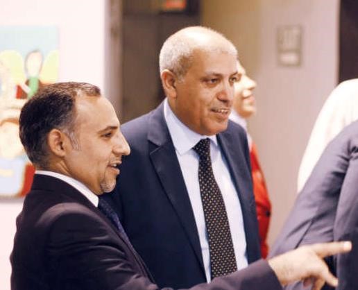 د فريح العنزي والقنصل محمد العريفان يطلعان على احدى اللوحات ﻿