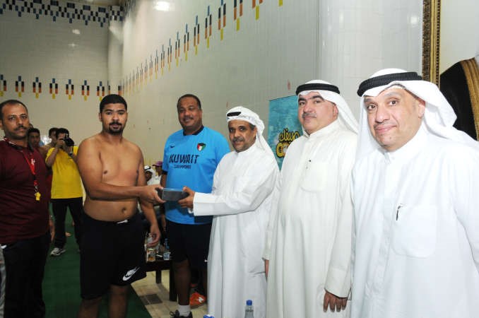 سمير الخضير ووليد الانصاري وعبدالرحمن الاستاذ اثناء تكريمهم لاحد المتسابقين﻿