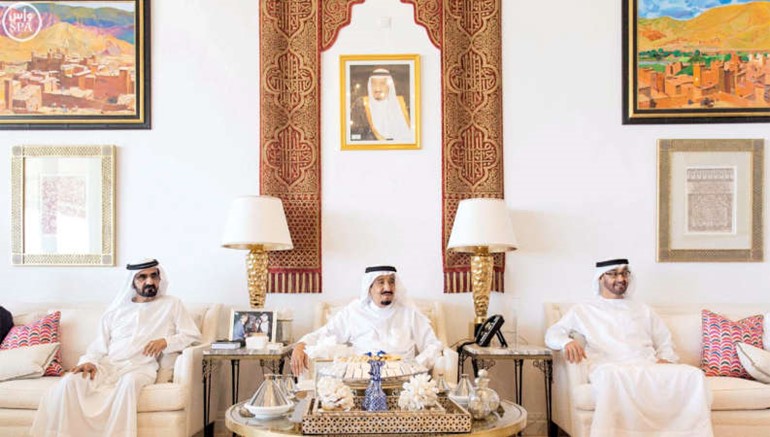 خادم الحرمين الشريفين الملك سلمان بن عبدالعزيز مستقبلا صاحب السمو الشيخ محمد بن راشد نائب رئيس الامارات رئيس مجلس الوزراء حاكم امارة دبي
وصاحب السمو الشيخ محمد بن زايد ولي عهد ابوظبي نائب القائد الاعلى للقوات المسلحة في طنجة بالمغرب واس