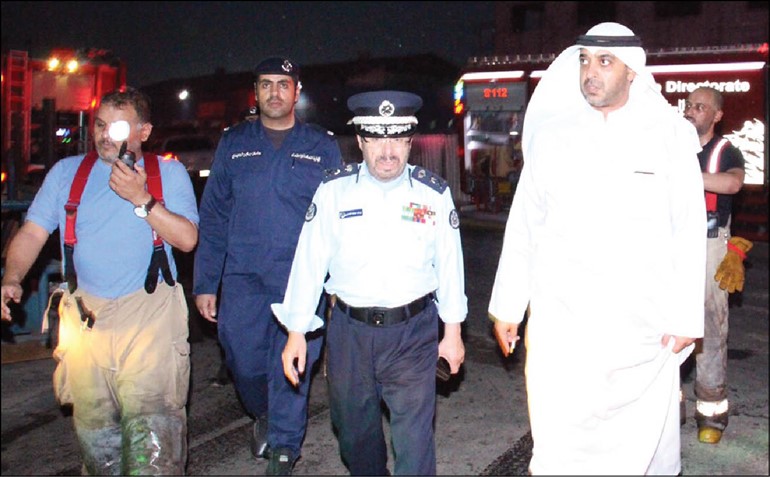 الشيخ محمد العبدالله والفريق يوسف الانصاري يتابعان السيطرة على حريق مصنع الزيوت في الفحيحيل﻿