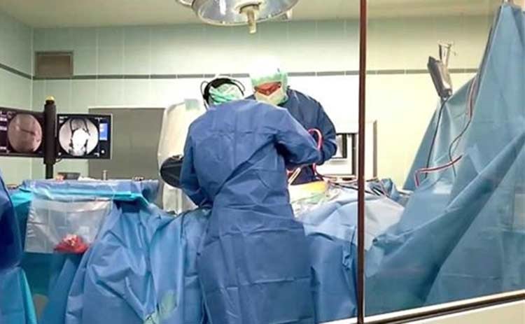 الانسان الالي المساعد يساهم في تقليص حجم الندوب الناشئة عن العملية الجراحية