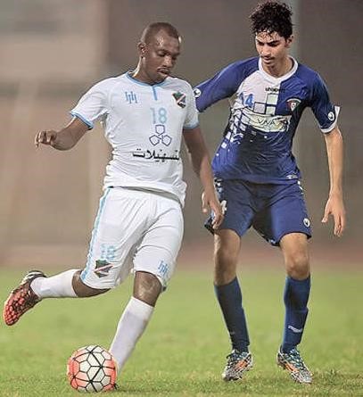 لاعب وسط السالمية عادل مطر يحاول تمرير الكرة 