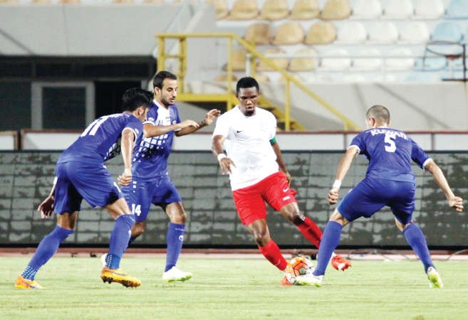 لاعبو الازرق يحاصرون نجم انطاليا صامويل ايتو