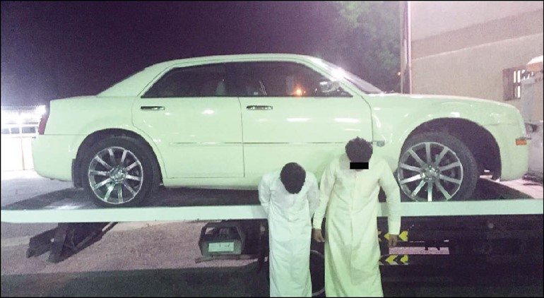 المتهمان بعد ضبطهما امام المسروقة