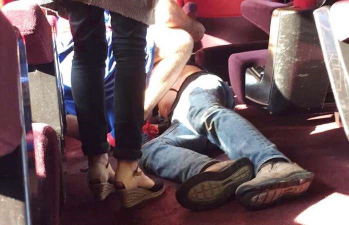 صورة التقطها مسافر لاحد الجرحى المصابين في اطلاق النار على قطار امستردام - باريس	افپ ﻿