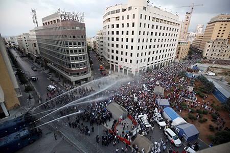 رش المتظاهرين بالماءرويترز