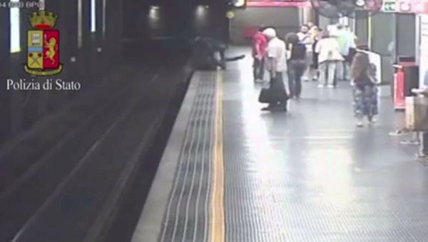 بالفيديو.. الشرطة الإيطالية تنقذ فتاة من الإنتحار في محطة قطار