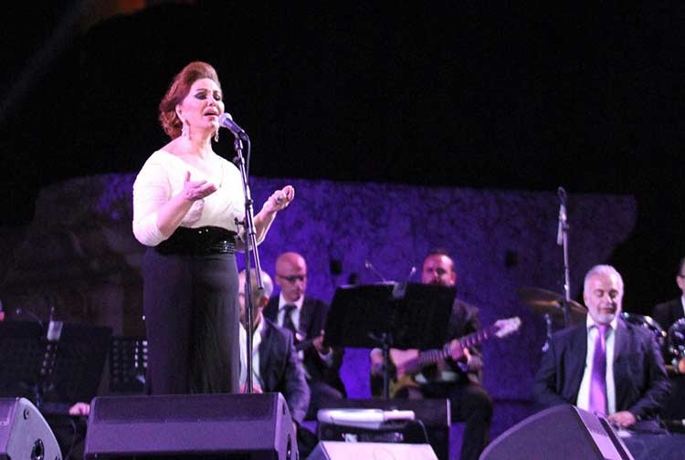 بالفيديو والصور.. ميادة الحناوي: مساء الخير للشعب اللبناني العظيم.. بحبكن كتير