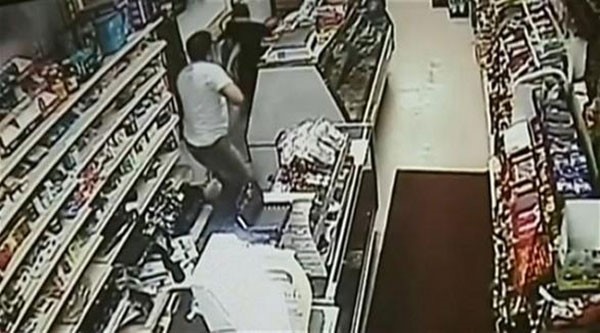 بالفيديو.. بائع يدافع بسيفه عن متجره من لصوص مسلحين في بنسلفانيا