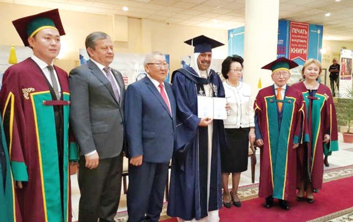 الفهد يتسلم شهادة الدكتوراه من كبار مسؤولي الجامعة في روسيا﻿