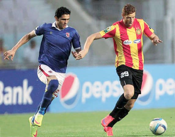مدافع الاهلي محمد نجيب يحاول ايقاف مهاجم الترجي