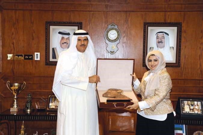 الشيخ سلمان الحمود يتسلم درعا تذكارية من شذى الفوزان ﻿