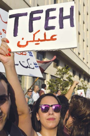 متظاهرة لبنانية ترفع لافتة تندد بالطبقة السياسيةمحمود الطويل