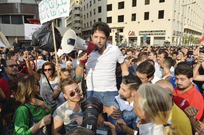 الفنان معين شريف محمولا على الاكتاف في مظاهرة طلعت ريحتكم﻿