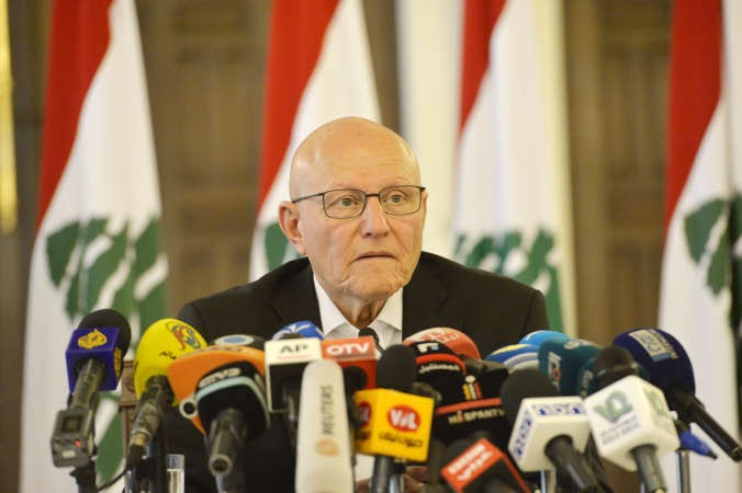 رئيس الحكومة تمام سلاممتحدثا في مؤتمر صحافي امس