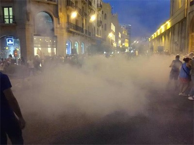بالصور.. قتيل وعشرات الاصابات من القوى الامنية والمتظاهرين في بيروت