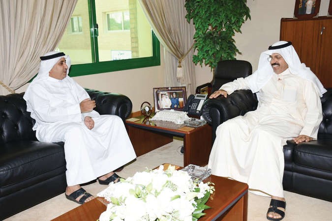 الشيخ احمد النواف مستقبلا السفير خلف بوظهير