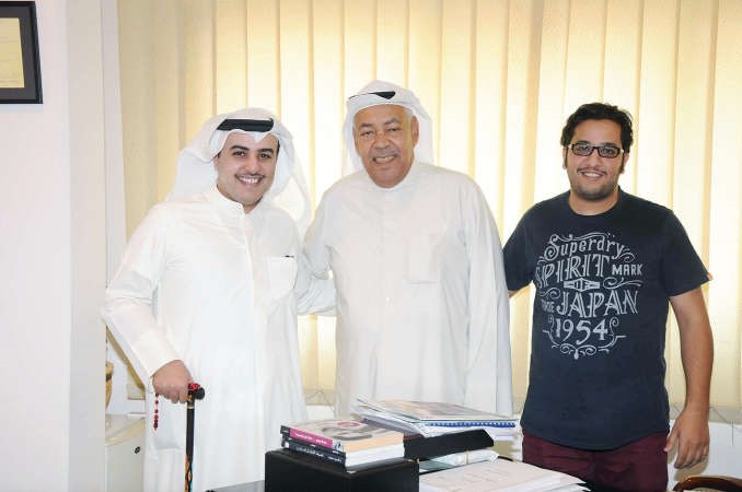 الفنان القدير سعد الفرج يتوسط بندر السعيد والمؤلف والمخرج عبدالعزيز صبر