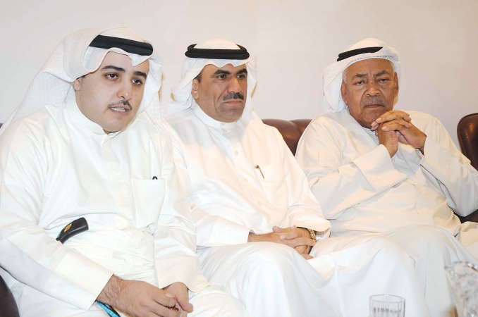 الزميل مفرح الشمري يتوسط منتج المسرحية بندر السعيد والفنان القدير سعد الفرج محمد خلوصي